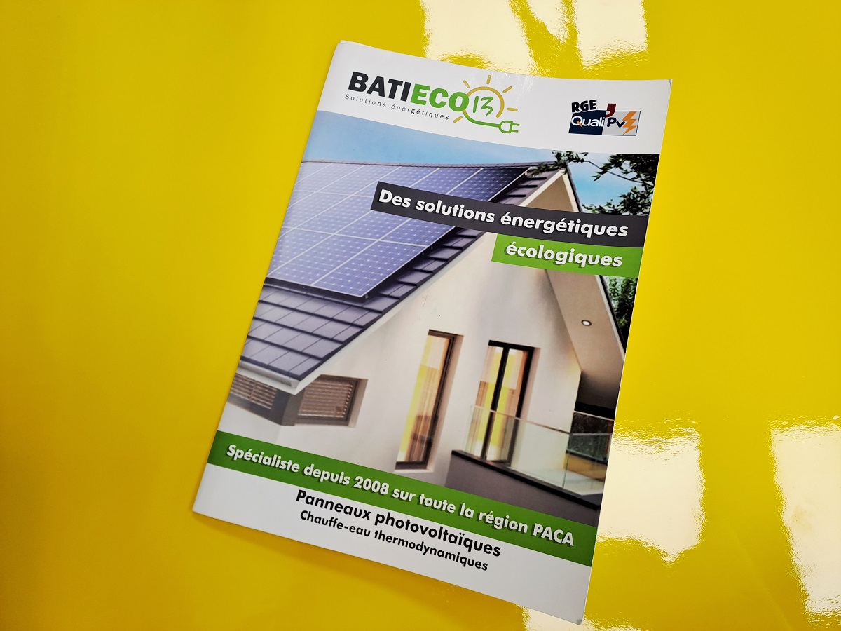 Chemises à rabats personnalisées Impression chemises à rabats Var Imprimerie Six-Fours-les-Plages Pochette à rabats sur mesure Imprimerie DECOGRAPH BATIECO 13 panneaux photovoltaïques Impression tout support Var Pochette commerciale personnalisée