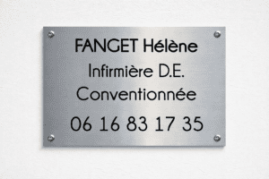 Plaque infirmière personnalisée en aluminium brossé pour cabinet à Six-Fours-les-Plages, design professionnel et durable.