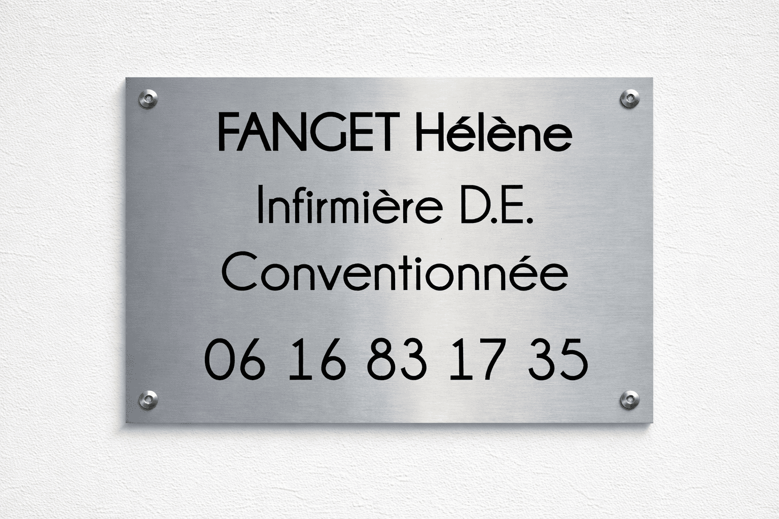 Plaque infirmière personnalisée en aluminium brossé pour cabinet à Six-Fours-les-Plages, design professionnel et durable.