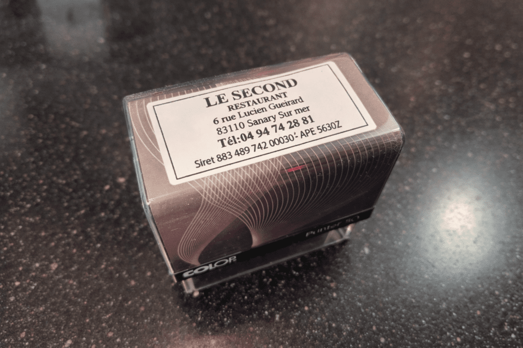 Tampon professionnel personnalisé pour le restaurant Le Second à Sanary-sur-Mer, réalisé par Decograph avec enseigne, drapeau et cartes de visite.