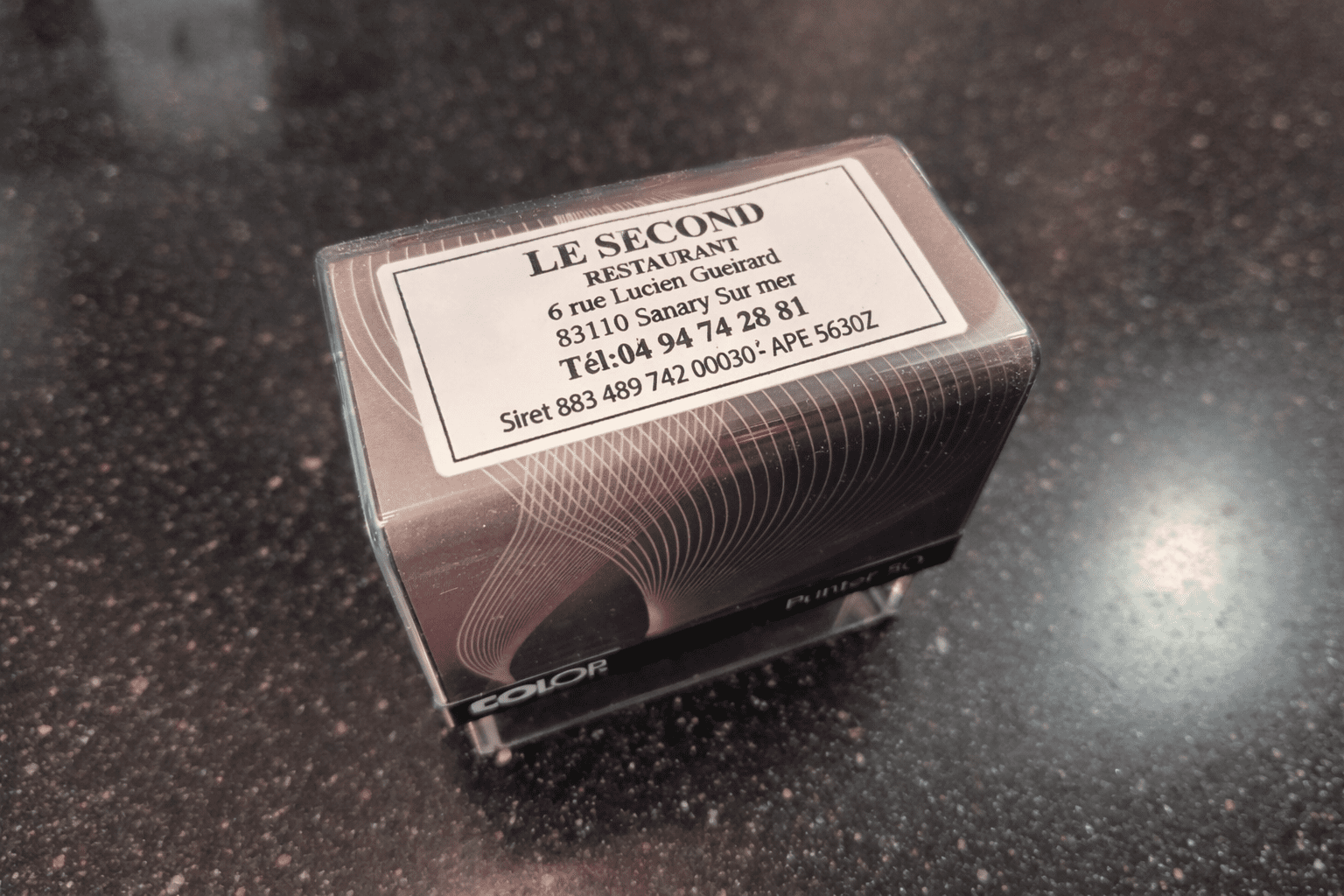 Tampon professionnel personnalisé pour le restaurant Le Second à Sanary-sur-Mer, réalisé par Decograph avec enseigne, drapeau et cartes de visite.
