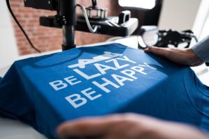 Atelier Decograph Imprimerie à Six-Fours-les-Plages, spécialisé dans le t-shirt personnalisé à Toulon et le marquage textile pour entreprises, associations et événements dans le Var. Notre équipe réalise des impressions textiles professionnelles directement dans notre atelier local afin de garantir qualité, durabilité et visibilité à votre image de marque. Nous accompagnons les professionnels de Toulon, La Seyne-sur-Mer, Sanary-sur-Mer, Bandol, Hyères et dans toute la région PACA pour la création de textiles personnalisés adaptés à leur communication.